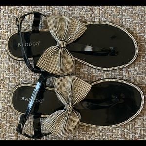 NWOT Bamboo rhinestone bow sandals size 8